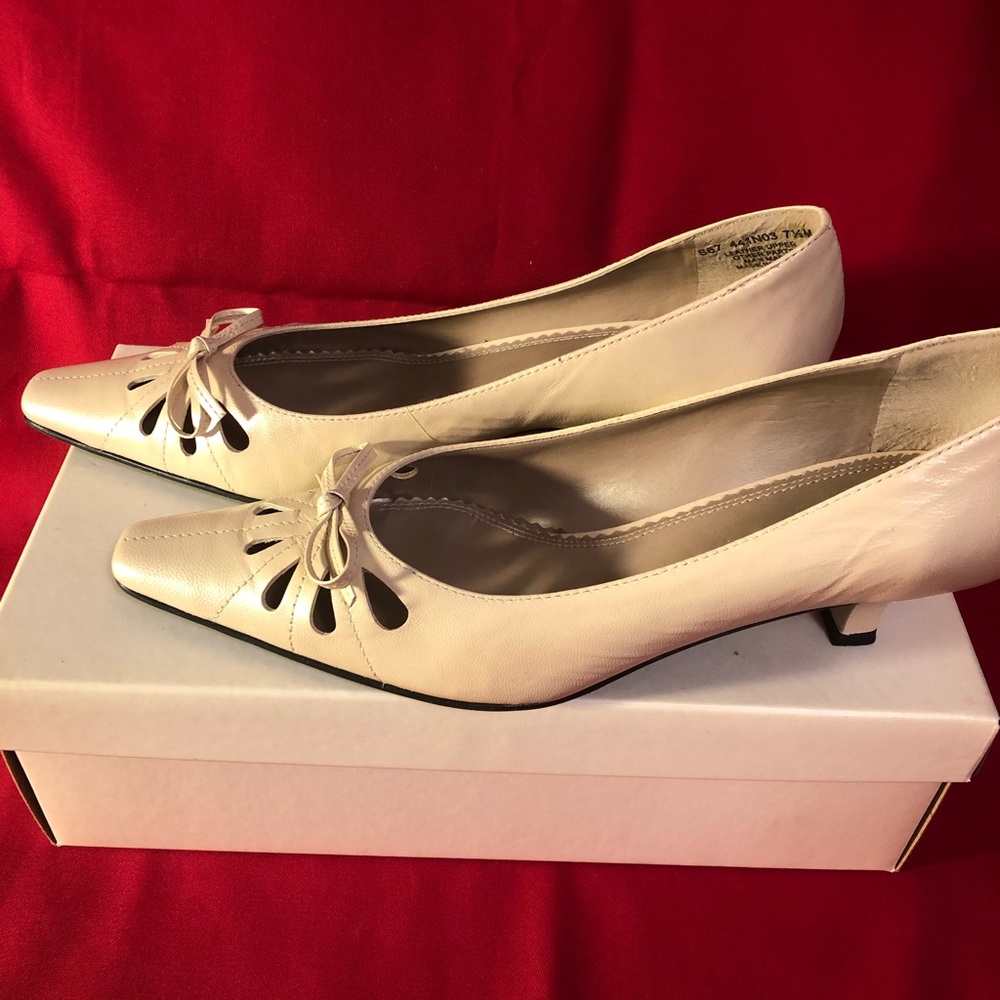 Naturalizer Pumps - Picture 2 of 5